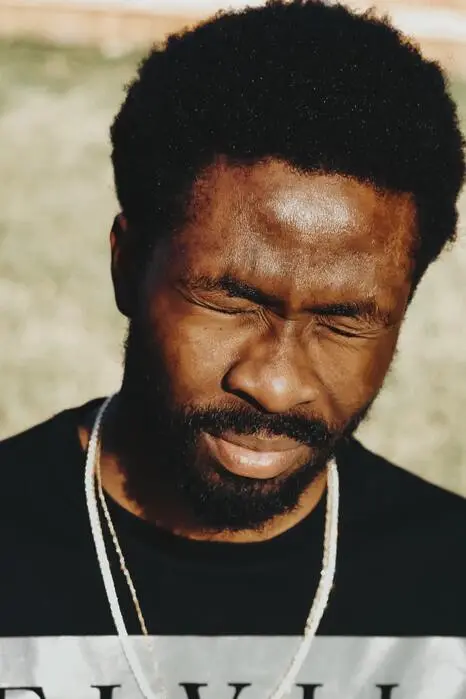 Portrait artistique d'un homme au sourire chaleureux